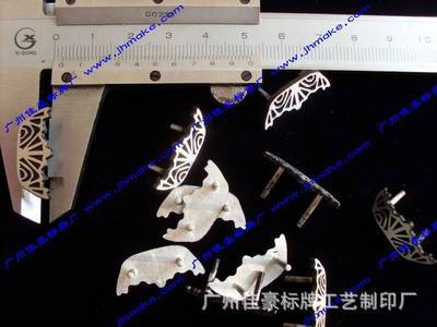 定制電腦高光鋁標牌、樂器鋁制銘牌商標及熱水器鋁質(zhì)高光銘牌全面解析